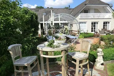 Image de A dans la maison dans la roseraie