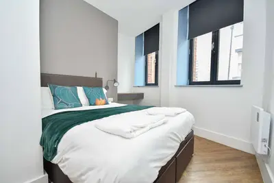 Spacious 2bed Central Manchester Flat w Security