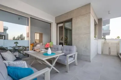Image de 102 Mulberry Court- Bright with Large Terrace