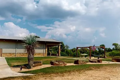 Image de Tranquil Riverfront Retreat with Pool Table and Firepit near the Brazos River in Riverside, Texas