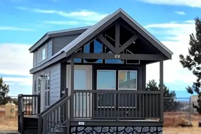 Image de Modern Tiny Home Escape with Scenic Views & Outdoor Lounge in Williams, Arizona