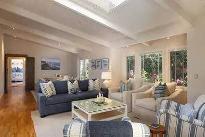 Image de Sweet Dreams Cottage in Carmel's charming Golden Rectangle