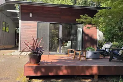 Image de Nestled in the trees, this contemporary and cozy guesthouse is comfy and quiet,