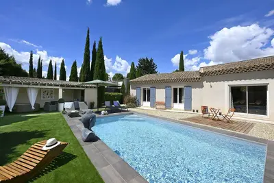 Image de Villa des Amis avec jacuzzi et piscine proximités des Alpilles et  du Luberon