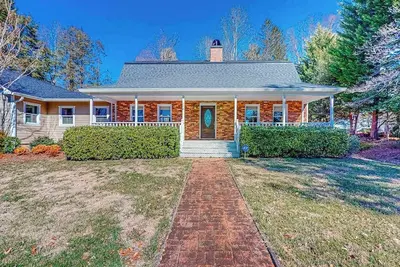 Image de 1-acre dog-friendly home with mtn views, 2 porches - walk downtown