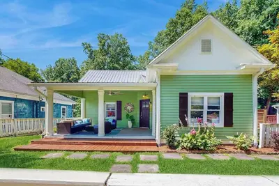 Image de Dog-friendly downtown retreat with 2 kitchens & large fenced yards