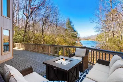 Image de Spacious lake home with firepit, 3 fireplaces, pool table & shared amenities