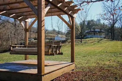 Image de Charming Riverfront House with Full Kitchen, Wifi, and Central Ac | Dog-Friendly