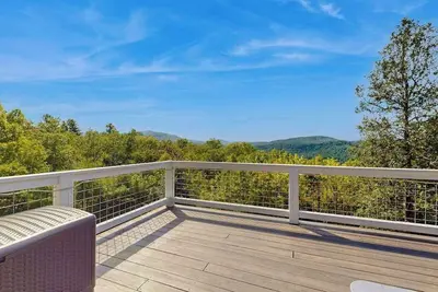 Image de Charming 2 Br home with Stunning Views from outdoor deck