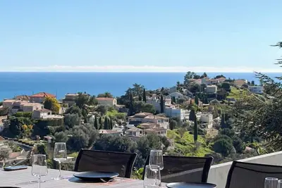 Image de Magnifique villa vue mer & montagne avec piscine
