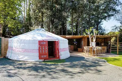 Image de yourte bien etre tout confort avec bain nordique