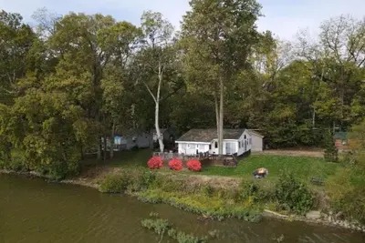 Image de Waterfront Cottage - Hot Tub - Kayaks - Canoes - Bikes - 2 Bedrooms - Sleeps 8!