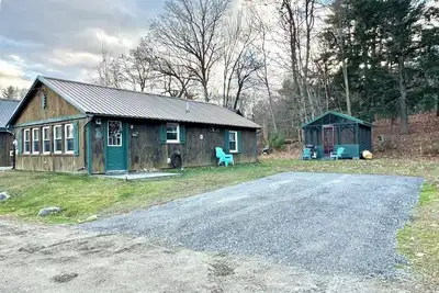 Image de Black Bear Cottage 2-bedroom cabin in Belgrade perfect for a relaxing getaway