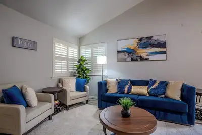 Image de Vine Cottage- A Spacious, charming home-Walk to the square and Swu!