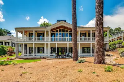 Image de Luxury 6-bedroom house with golf course view and pool in charming Travelers Rest