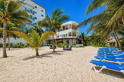Image de Beachfront Villa Buyout for 21 | Pool & Palapa