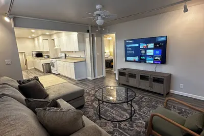 Image de Spacious 4br Frontier Days Retreat - Sleeps 8 - King Beds