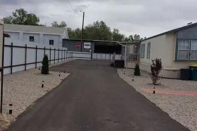Image de Private, secure property centrally located to fun events or work staff housing.