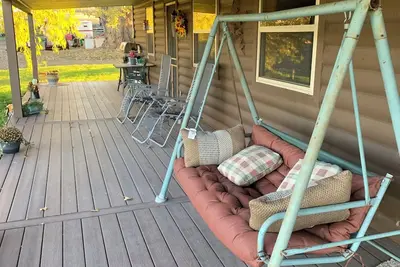 Image de Cozy 2 bedroom cabin! Country charm with comfort and scenery!