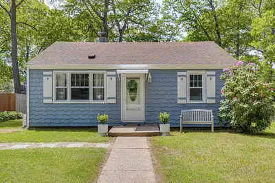 Image de < 1 Mi to Sand! Updated Cottage w/ Yard in Niantic