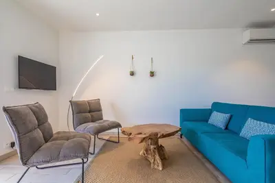 Image de Séjour à Lecci avec piscine chauffée