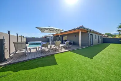 Image de Oasis verdoyante corse avec piscine