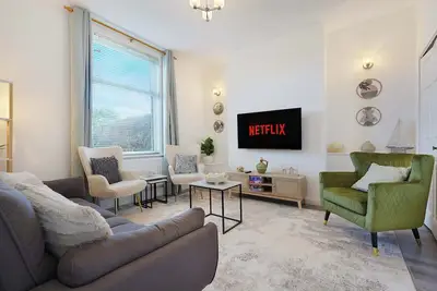 Image de Modern 3br Washington sleeps 6 by Stay With Us