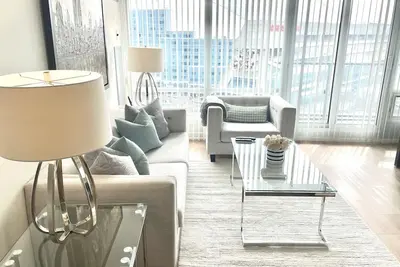 Image de Roger’s Center- Downtown large two bedroom + den facing waterfront by Cn Tower,