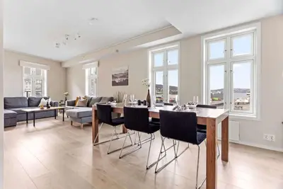 Image de Large Penthouse Apartment! Two Bathrooms! Balcony!