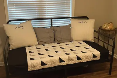 Image de Peaceful 3 bedroom handicapped accessible house with Ac in charming Hamilton.