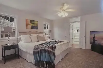 Image de Spacious 5-bedroom house in Dedham Ma Soccer field 4x4, +outdoor living