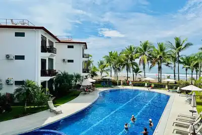 Image de Swimming pool and peace in front of the sea