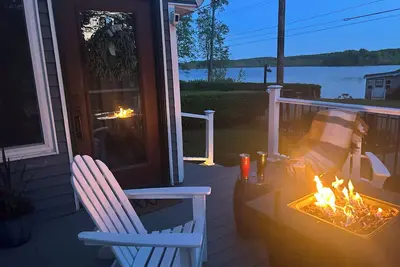 Image de Lake front retreat with hot tub and lake access. Stay and relax and enjoy.