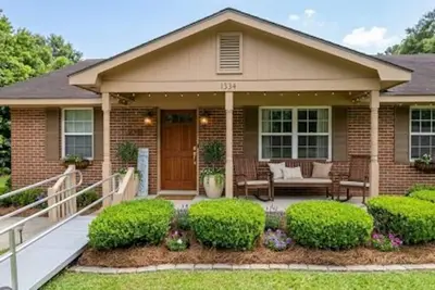 Image de Inviting 4-Bedroom Americus Home Featuring Accessibility Enhancements