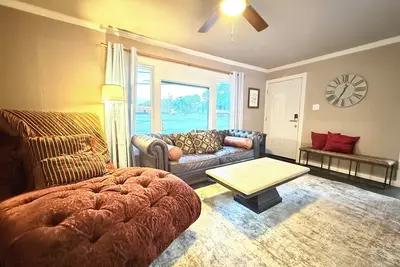 Image de Randol Mill Home- Walk to At&T Stadium and Arlington Attractions 4 Br- 2 Bath