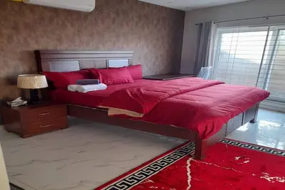 Image de Furnished 3-bed; 3-washroom house with western styles, big lawn, 100% privacy
