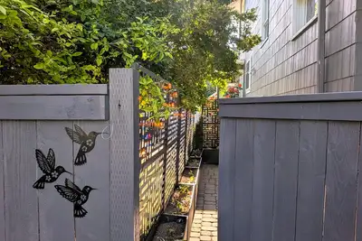 Image de 10 min drive to Space Needle and Cruises - Queen Anne Private Basement Suite