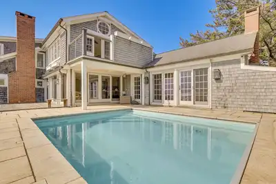 Image de Luxe 5, 600-Sq-Ft Estate Waterfront + Pool