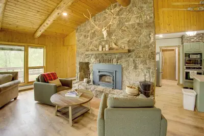 Image de Mountain Views + BBQs: Updated Cody Cabin