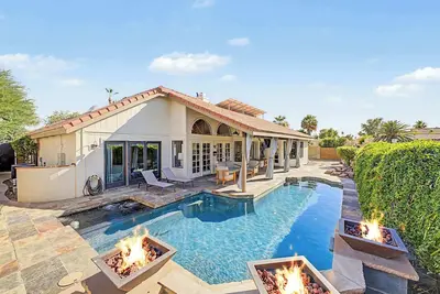 Image de New| Royal Palms Retreat | Pool, Spa & Pool Table