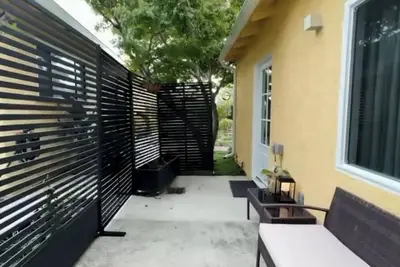 Image de Near Beach-Lax 1-bedroom-bathroom-Ac kitchen- walking closet-laundry 30 Days +