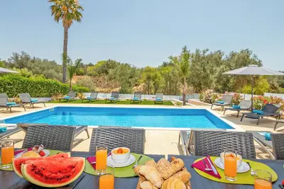 Image de Villa with heatable pool, 2 jacuzzis & Bbq