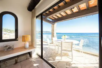 Image de Villa pieds dans l'eau à Sainte-Maxime avec vue mer panoramique et access plage