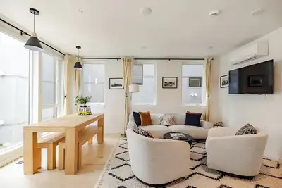 Image de Modern Townhome- Skyline Views+ A/C + Parking