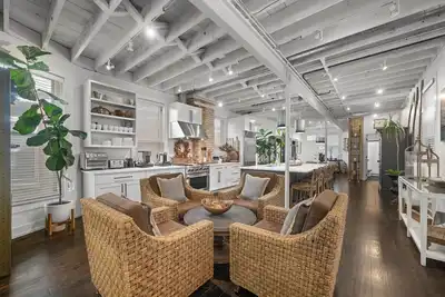 Image de Spacious 4-bedroom Home - Walk to Lake Michigan, Beaches, Nu Campus, and more!