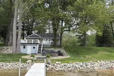 Image de Lakefront 3-bedroom cottage with waterfront deck