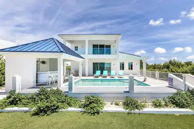 Image de New & Unique Villa Blue Top! Waterfront 3 Bedrooms