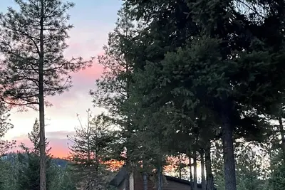 Image de Mountain modern cabin on 9 acres of forest with lake views & close to town.