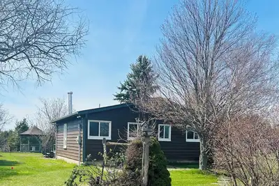 Image de June Special $150 Cottage overlooks Lake Huron with private steps to beach.