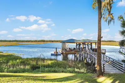 Image de Waterfront Retreat on 2 Acres- Dock Access + Sunrise Views + Guest Suites